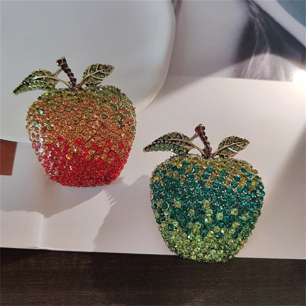 Literaire Retro Apple Broche H - Eve Jewelry & Watches Distribuidor Oficial Rolex Buenos Aires recensie en prijs